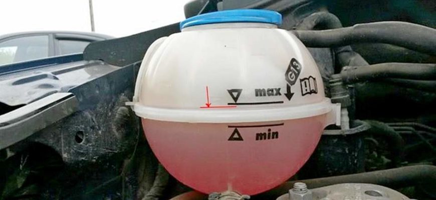 На холостом ходу двигатель остывает и давление масла падает