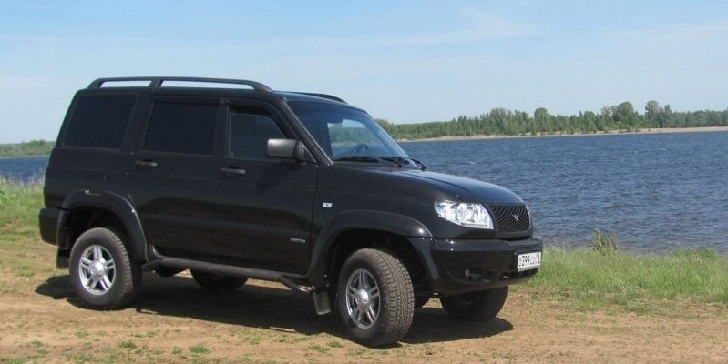 Патриот УАЗ вибрирует в замедленной съемке
